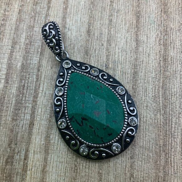Lia Sophia "Amazonia" Green Teardrop Silver Tone Pendant - Picture 1 of 6